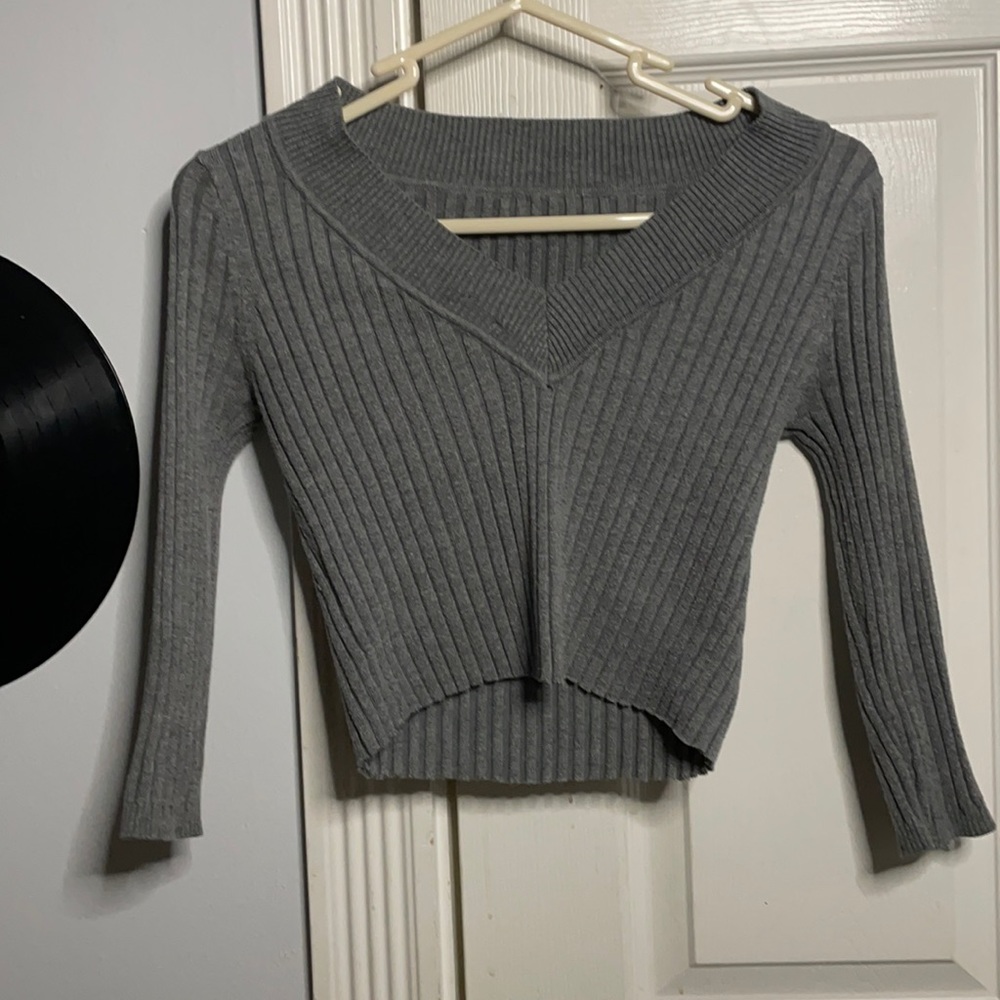 grey cropped stretchy shirt